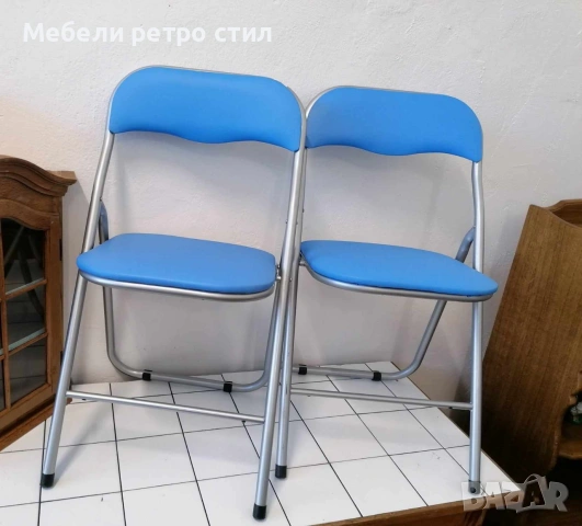 Практичен комплект от два броя сгъваеми столове с метална конструкция и удобна синя  кожена седалка 