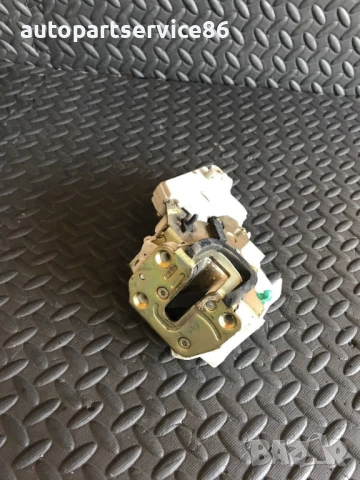 Заден десен заключващ механизъм на врата за Nissan Primera P11 (2001)