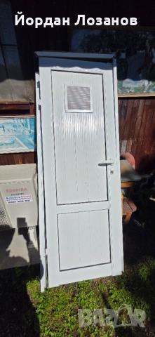 Алуминиева врата за баня с отдушник 