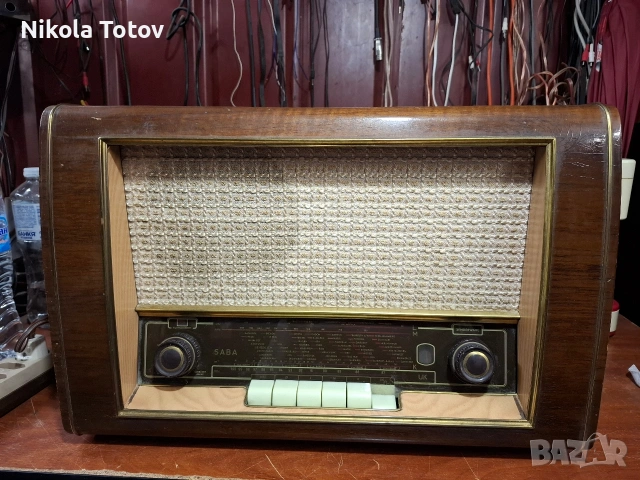 Продава се дървено радио Saba. 