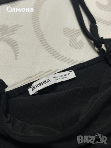 Дълга черна рокля с цепка на Bershka , снимка 2 - Рокли - 55367060