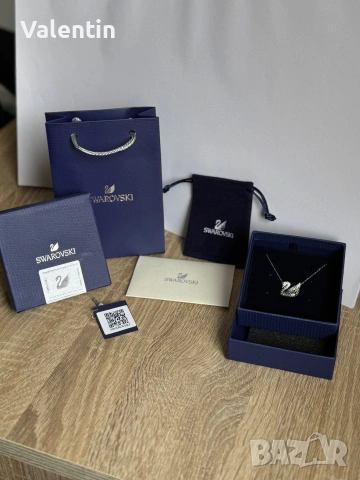 Swarovski/black and white swan