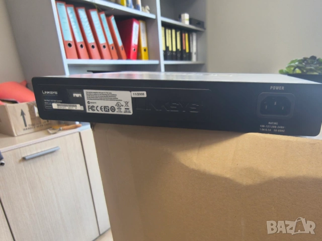 Продавам 24 портов 100мегабитов суич Linksys SR216, снимка 4 - Суичове - 54595321