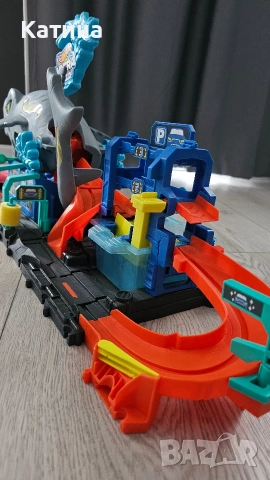 Писта Hot Wheels Автомивка с гигантска акула City Ultra Shark Car Wash, снимка 5 - Коли, камиони, мотори, писти - 53993849