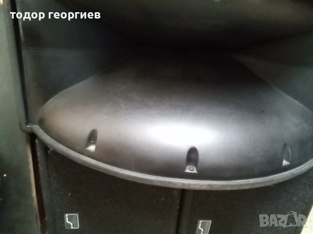 Две огромни хорни Peavey с филтри