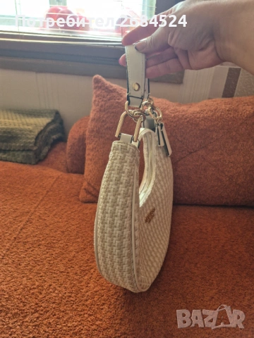Продавам нова чанта Guess, снимка 4 - Чанти - 54752619