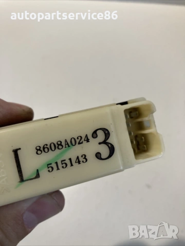 Бутон/панел за заден ляв прозорец за Mitsubishi Grandis (2004) 8608A024, снимка 2 - Части - 54838104