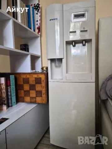 диспенсър \ автомат за вода с опция охлаждане или затопляне на водата с минибар.