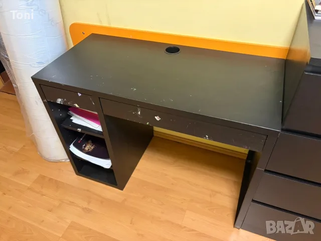 Бюро от Икеа Micke вратичката е разглобена нищо и няма