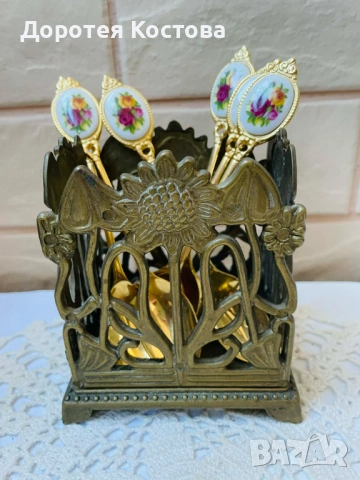 Красив месингов салфетник / поставка за прибори от Англия със слънчогледи