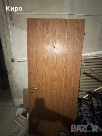 Продавам Метална блиндирана врата