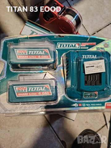 Комплект акумулаторни батерии и зарядно TOTAL INDUSTRIAL, 20 V, 2 x 4.0 Ah, 3 части