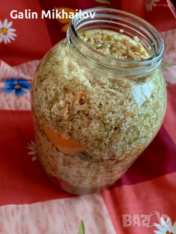 цвят Бъз, лозови листа , череши, бял равнец