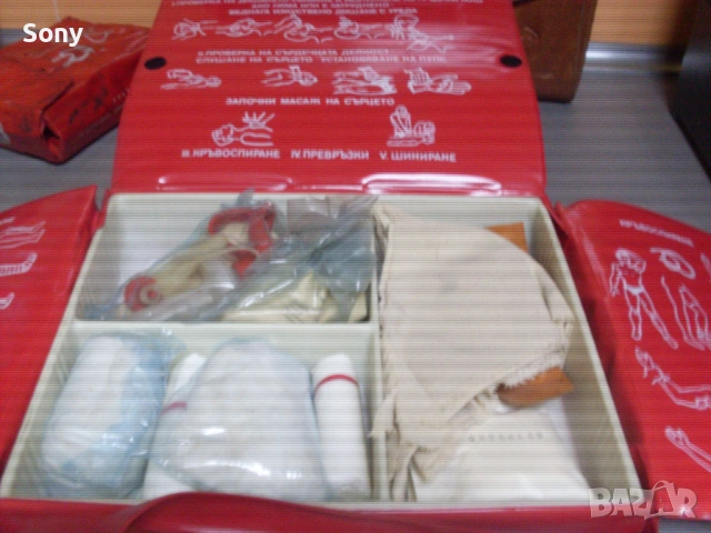 Стара авто аптечка, снимка 12 - Антикварни и старинни предмети - 54174260