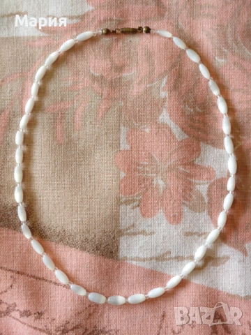 Гердан с бели мъниста
