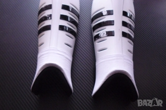 Футболни кори Adidas футбол калци протектори спорт топка гол бяло черно спортист футболист обувки, снимка 4 - Футбол - 54372321