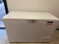 Голям сандъков фризер Whirlpool WHM46112, 437 л, отлично състояние, снимка 2