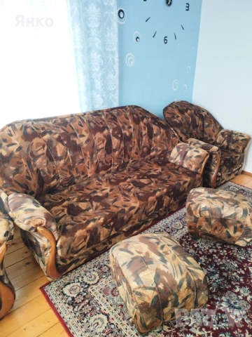 Комплект диван със два фотьойла.