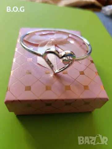 Дамска, сребърна гривна.Твърда, със сърце ❤️ Нова, в подаръчна кутия