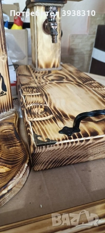 Налично от 60 на 50 евро -Диспенсър с чешмичка за бутилка с питие и дъска за сервиране на мезе.