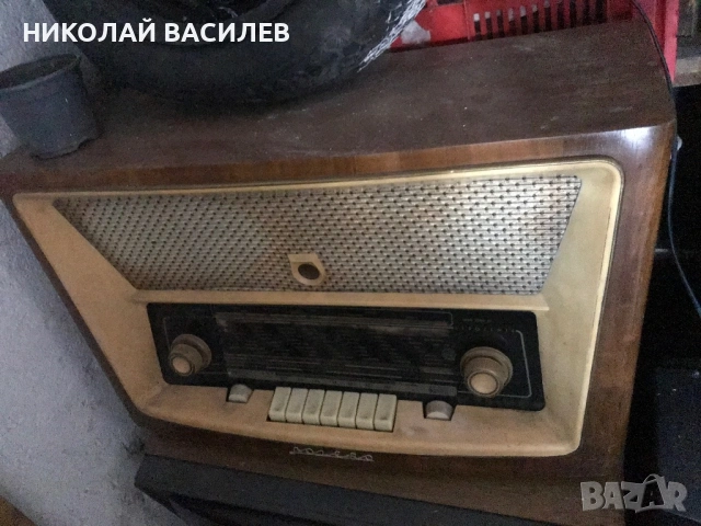 Радио  от  стария  модел. 