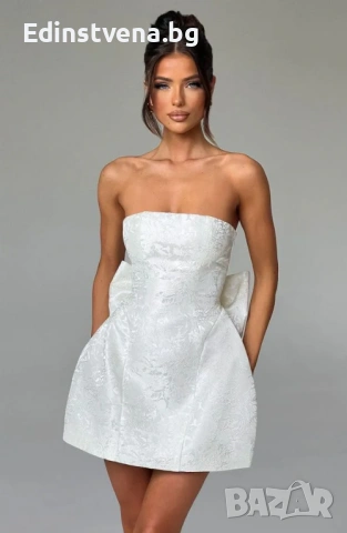 Дамска бяла мини рокля без презрамки с флорален релеф и голяма панделка на гърба