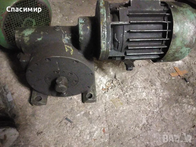 Ел двигател моторедуктор 1,1 kw на 1400 обр трифазен изходящи 12,5 обр