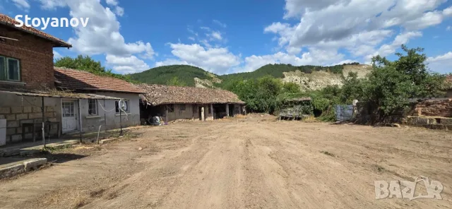 Къща с жилищна пристройка, равен двор и стопански постройки в с. Острица, снимка 12 - Къщи - 55393223