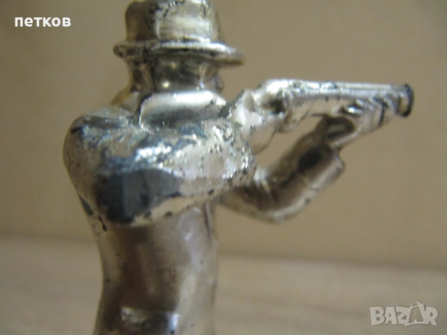 Метална сувенирна фигурка на ловец