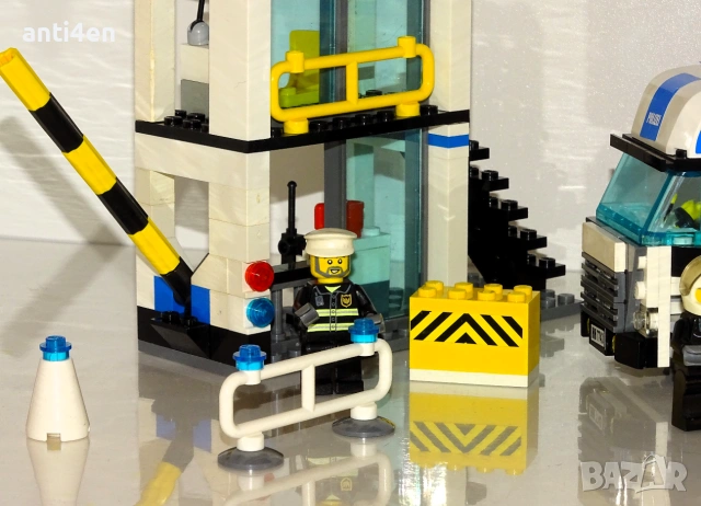 LEGO City 7743 – Полицейски мобилен команден център , снимка 3 - Конструктори - 55181883