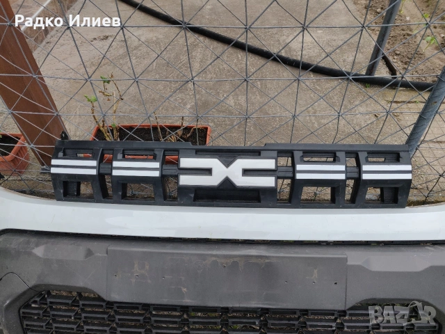 Предна Броня със решетка горна и радиаторна голяма за Dacia Duster 3 2024 г., снимка 2 - Части - 54585032