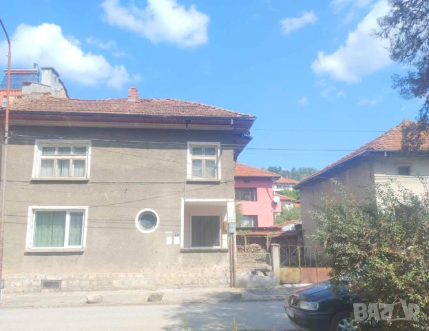 Продавам Масивна Двуетажна Къща, лятна кухня и голям двор само на 300 м от ид. център на гр. Тетевен