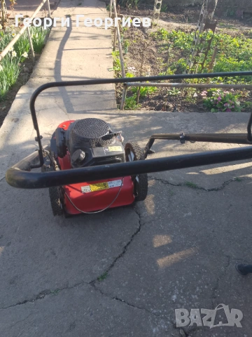 Продавам моторна бензинова косачка. В много добро състояние.