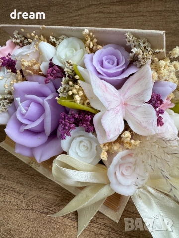 Аранжировка с цветя от соев восък, снимка 12 - Подаръци за жени - 54356096