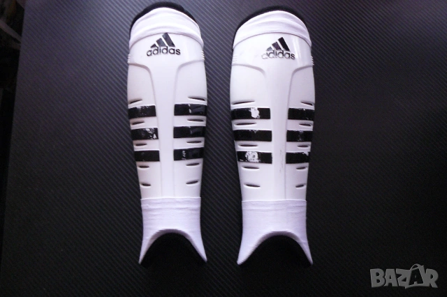 Футболни кори Adidas футбол калци протектори спорт топка гол бяло черно спортист футболист обувки, снимка 2 - Футбол - 54372321