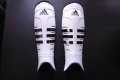 Футболни кори Adidas футбол калци протектори спорт топка гол бяло черно спортист футболист обувки, снимка 2