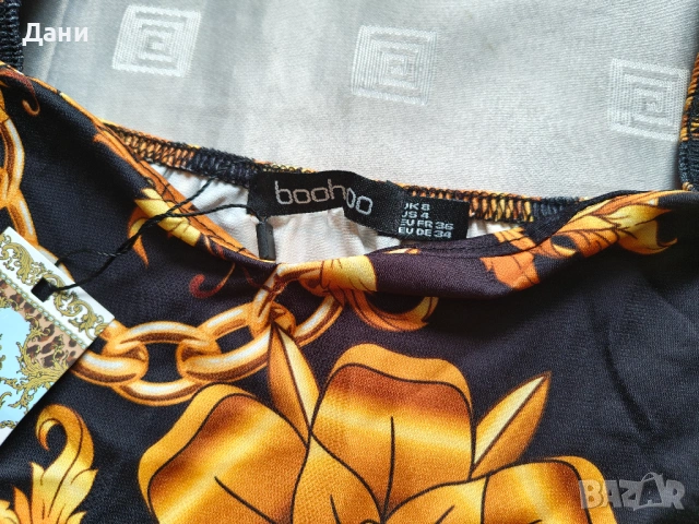 Нова рокля Boohoo с бароков принт и волани (размер S / 36) – С ЕТИКЕТ, снимка 5 - Рокли - 54659471