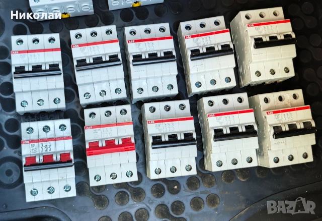 Автоматични прекъсвачи триполюсни ABB Merlin Gerin Gewis 48бр.