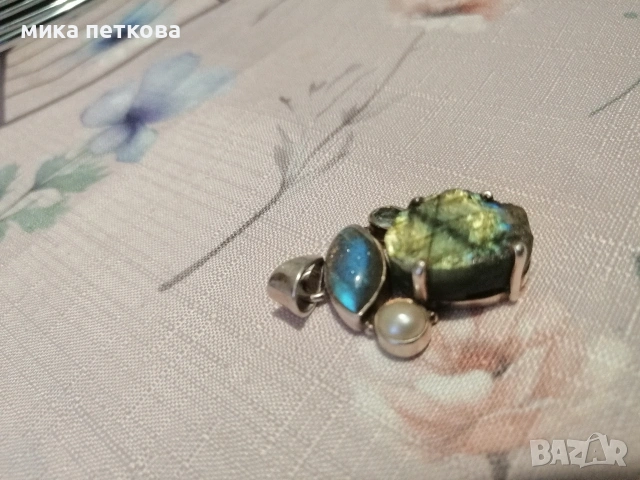 Сребърна висулка с много красиви лабрадорити