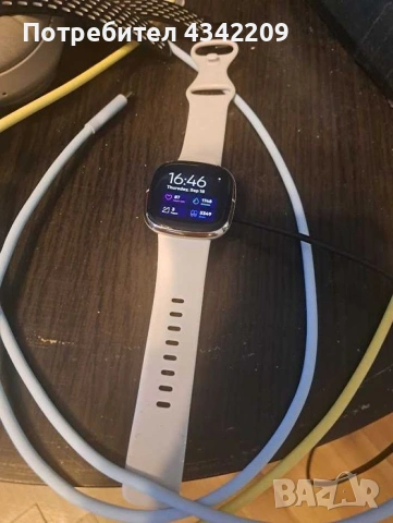 Fitbit Sense Lunar White Soft Gold, снимка 3 - Смарт гривни - 54575872
