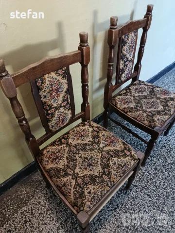 Два броя дървени столове 