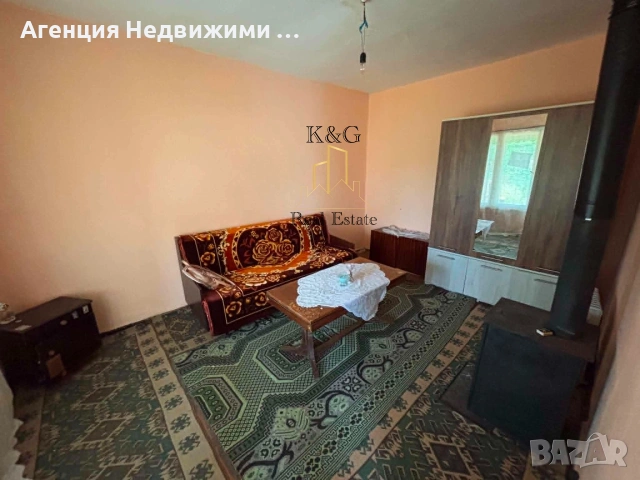 Две къщи в един двор в село Осенец , снимка 3 - Къщи - 55174850