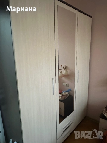 Продавам трикрилен гардероб