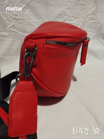 CHARM London малка червена чанта през рамо, снимка 5 - Чанти - 54365328