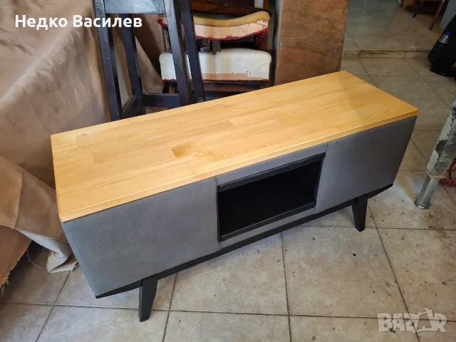 Тапициран ТВ шкаф от масив