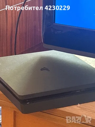     PS4 в отлично състояние + 2 джойстика