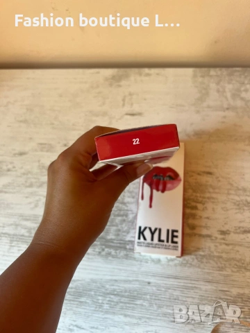 Комплект червило и молив на KYLIE Cosmetics цвят 22 с аромат на шоколад в кутия на марката 🖤❤️, снимка 3 - Декоративна козметика - 55286463