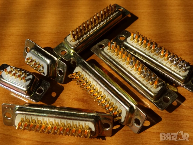 DB-25S и DB-9S конектори ...