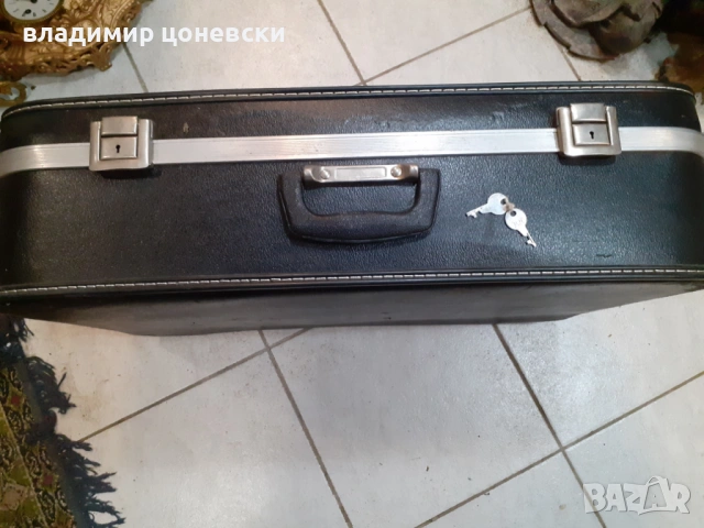 Стар пътнически куфар от изкусвена кожа