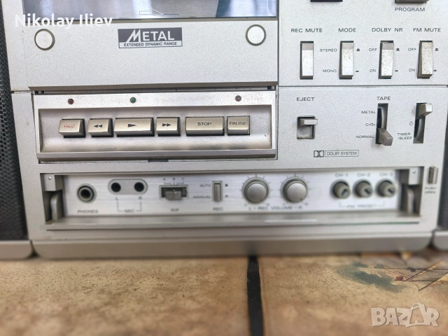 Уникален Hitachi TRK-9900E – Колекционерски 3-компонентен касетофон Boombox (1981, Япония, снимка 3 - Радиокасетофони, транзистори - 55103419
